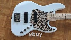 21 SQUIER by FENDER Contemporary Active Jazz Bass HH, Ash Body, Flat Matt White