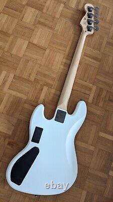 21 SQUIER by FENDER Contemporary Active Jazz Bass HH, Ash Body, Flat Matt White