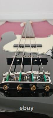 Black and White Fender Fretless Jazz Bass Made In Mexico With Fender Gig Bag