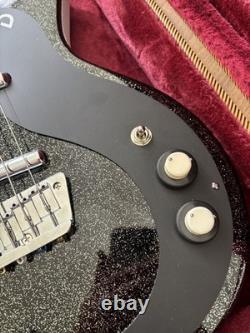 Danelectro DC59 Bass Guitar Black Short Scale with hard Case Excellent Condition