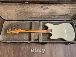 Fender Mustang PJ Bass Sonic Blue Hard Case
