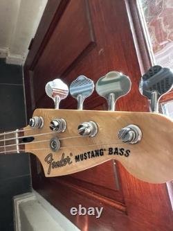 Fender Player Mustang Bass PJ Pau Ferro Fingerboard Firemist Gold 3.6kg