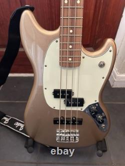 Fender Player Mustang Bass PJ Pau Ferro Fingerboard Firemist Gold 3.6kg