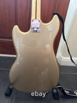 Fender Player Mustang Bass PJ Pau Ferro Fingerboard Firemist Gold 3.6kg