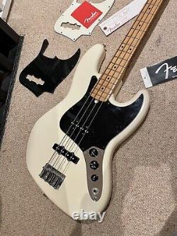 Fender Standard Jazz Bass, Maple Neck, Arctic White, 2016 (3 pickguard and bag)