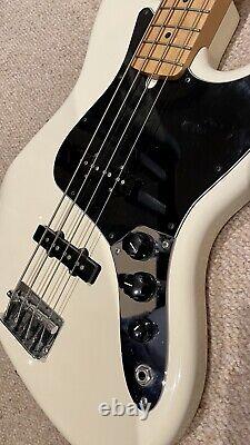 Fender Standard Jazz Bass, Maple Neck, Arctic White, 2016 (3 pickguard and bag)