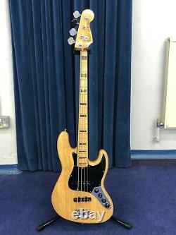 Fender USA Deluxe Jazz Bass. With Fender hard case. Ash with maple fretboard
