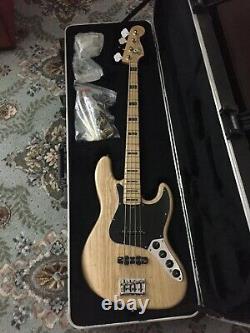 Fender USA Deluxe Jazz Bass. With Fender hard case. Ash with maple fretboard