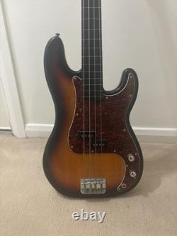 Squier by Fender Classic Vibe Fretless Precision Bass Sunburst with Gig Bag