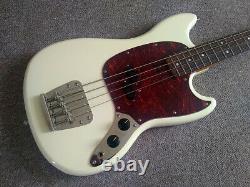 Squire Classic Vibe'60s Mustang Bass Guitar, Laurel board, Olympic White