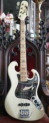 Stunning ultra-rare vintage Antoria Snow Eagle bass. 1978 Great condition